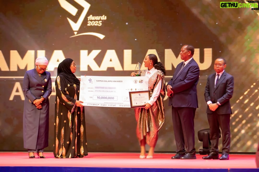 Meena Ally - 41.5K Likes - ALHAMDULILLAH 🙏❤️
Jana nilifanikiwa kushinda tuzo katika tuzo za Waandishi wa Habari @samiakalamuawards ambapo nilitunukiwa tuzo ya MUANDISHI WA HABARI BORA CHIPUKIZI na Mh. Rais @samia_suluhu_hassan 🙏

Tuzo hii imenipa hamasa ya kupambana zaidi,nimejihisi ninaonwa na mpaka kufikia kuonekana na serikali yetu na namba 1 mwenyewe, kiukweli sina la zaidi ya ALHAMDULILLAH , hakuna kubwa mbele yake M/Mungu🙏❤️

Kwako mwanangu unaepambania ndoto zako na bado hauoni mwanga wa kufanikiwa, aliyesimama hapa na kushinda tuzo hiyo, alishaambiwa hajui kutangaza aache mara moja 👊🏽 Don’t stop believing and Never let anyone dream for you, Thank you 🙏👊🏽

My outfit by the amazing @teddy_closet_tz