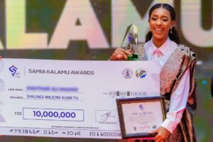 Meena Ally Instagram - ALHAMDULILLAH 🙏❤️
Jana nilifanikiwa kushinda tuzo katika tuzo za Waandishi wa Habari @samiakalamuawards ambapo nilitunukiwa tuzo ya MUANDISHI WA HABARI BORA CHIPUKIZI na Mh. Rais @samia_suluhu_hassan 🙏
Tuzo hii imenipa hamasa ya kupambana zaidi,nimejihisi ninaonwa na mpaka kufikia kuonekana na serikali yetu na namba 1 mwenyewe, kiukweli sina la zaidi ya ALHAMDULILLAH , hakuna kubwa mbele yake M/Mungu🙏❤️
Kwako mwanangu unaepambania ndoto zako na bado hauoni mwanga wa kufanikiwa, aliyesimama hapa na kushinda tuzo hiyo, alishaambiwa hajui kutangaza aache mara moja 👊🏽 Don’t stop believing and Never let anyone dream for you, Thank you 🙏👊🏽
My outfit by the amazing @teddy_closet_tz