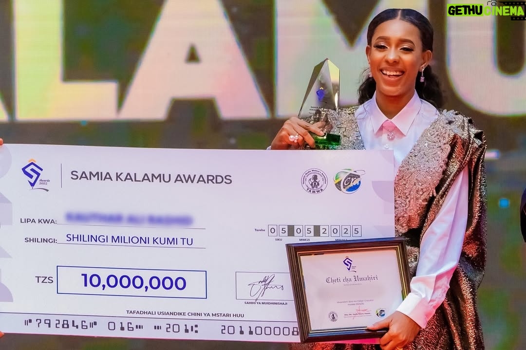 Meena Ally - 41.5K Likes - ALHAMDULILLAH 🙏❤️
Jana nilifanikiwa kushinda tuzo katika tuzo za Waandishi wa Habari @samiakalamuawards ambapo nilitunukiwa tuzo ya MUANDISHI WA HABARI BORA CHIPUKIZI na Mh. Rais @samia_suluhu_hassan 🙏

Tuzo hii imenipa hamasa ya kupambana zaidi,nimejihisi ninaonwa na mpaka kufikia kuonekana na serikali yetu na namba 1 mwenyewe, kiukweli sina la zaidi ya ALHAMDULILLAH , hakuna kubwa mbele yake M/Mungu🙏❤️

Kwako mwanangu unaepambania ndoto zako na bado hauoni mwanga wa kufanikiwa, aliyesimama hapa na kushinda tuzo hiyo, alishaambiwa hajui kutangaza aache mara moja 👊🏽 Don’t stop believing and Never let anyone dream for you, Thank you 🙏👊🏽

My outfit by the amazing @teddy_closet_tz
