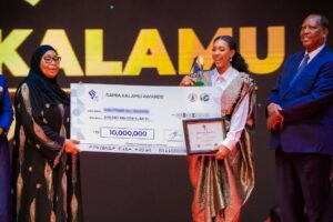 Meena Ally Instagram - ALHAMDULILLAH 🙏❤️
Jana nilifanikiwa kushinda tuzo katika tuzo za Waandishi wa Habari @samiakalamuawards ambapo nilitunukiwa tuzo ya MUANDISHI WA HABARI BORA CHIPUKIZI na Mh. Rais @samia_suluhu_hassan 🙏
Tuzo hii imenipa hamasa ya kupambana zaidi,nimejihisi ninaonwa na mpaka kufikia kuonekana na serikali yetu na namba 1 mwenyewe, kiukweli sina la zaidi ya ALHAMDULILLAH , hakuna kubwa mbele yake M/Mungu🙏❤️
Kwako mwanangu unaepambania ndoto zako na bado hauoni mwanga wa kufanikiwa, aliyesimama hapa na kushinda tuzo hiyo, alishaambiwa hajui kutangaza aache mara moja 👊🏽 Don’t stop believing and Never let anyone dream for you, Thank you 🙏👊🏽
My outfit by the amazing @teddy_closet_tz