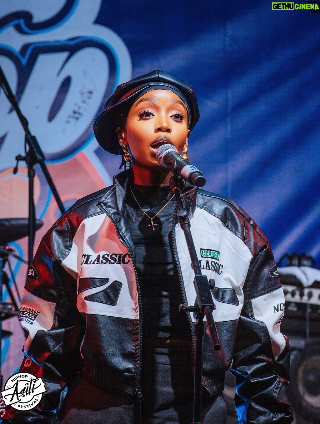 Meena Ally - 34.8K Likes - Kwako @fridaamaniofficial 

Dunia ina wana ila nataka ujue wewe ni MWANA SANA , wa shida na raha, wa tafrani na furaha, rafiki wa nyakati za mapungufu na nyakati za ukamilifu.

Imagine tumefika nyakati hatukopeshani tena hela 😂 tunagaiana tu tukijua nikimpa huyu ni sawa na nimetumia mwenyewe. Imagine tumefika nyakati za kupunguza kuombana misamaha, tukijua huyu mtu atanielewa tu huko alipo na itaisha 😂

Ona jinsi simu zako kwangu au zangu kwako zimegeuka therapy sessions mwanangu, dunia ikinichapa najua nina mahali ya kupiga simu nikakutana na mtu ambae atanisapoti kwa upuuzi wangu kwanza halafu kunikosoa baadae 😂.

Ona jinsi nakutazama ukifanikiwa kwa furaha isiyo ya kawaida nikijua inamaanisha TUMEFANIKIWA, na kwako pia same case kwangu.

Mwanzoni nilidhani urafiki huu mtu yeyote anaweza kupata, sasa nagundua urafiki huu ni bahati, najua sasa ya kwamba sio kila mtu anabahatika kumpata Frida wake 👊🏽! 

Wana wanagombana kisa mabwana,kusengenyana na vitu kama hivyo, ila mi na wewe mwanangu tunagombana pale tu ninapoona hauuoni ukubwa na uwezo wako kama ambavyo mimi nauona kwenye macho yangu, na wewe hukasirika pale unaponiona nakua mdogo wakati mbele ya macho yako mimi ni mtu mwenye uwezo na nafasi kubwa! Je unajua hii ni bahati kiasi gani?

M/Mungu ametukutanisha zaidi ya miaka 10 sasa, bila shaka aliona vile vinavyofanana kati yetu na vile visivyofanana pia akatuunganisha tuweze kusaidiana na kiukweli tu mpaka sasa HATUJAMUANGUSHA!

Unashinda kila siku mwanangu, na namuomba Mungu uendelee kushinda kwasababu najua unastahili ushindi wa kila aina juu ya yote yale uliyowahi kuyapitia.

Dua yangu ni M/Mungu aendelee kutufanya mfano wa urafiki na undugu wa kweli, aendelee kutufanya mfano wa utu wema, aendelee kutufanya mfano wa jinsi kujengana inapaswa kua kwenye maisha! Hatujazaliwa tumbo moja mwanangu lakini naamini hata wazazi wetu wanatambua walituleta tukiwa NDUGU hapa duniani. 

Nakutakia heri kwenye kila kitu, na nipo pamoja na wewe each step of the way, najua unajua hata dunia ikuumize vipi una ndugu ndani yangu anaejali na alie tayari kupitia maumivu na wewe, kupitia furaha na ushindi na wewe.

Happy birthday My best friend ❤️ @fridaamaniofficial