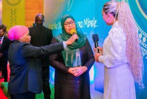 Meena Ally Instagram - FIRST YOUTH AND ENTERTAINMENT MEDIA PERSONALITY TO EVER INTERVIEW THE PRESIDENT ❤️🙏
ALHAMDULILLAH 🙏
📷 by @katunzi_tza