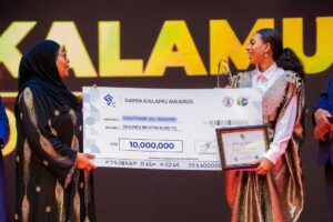 Meena Ally Instagram - ALHAMDULILLAH 🙏❤️
Jana nilifanikiwa kushinda tuzo katika tuzo za Waandishi wa Habari @samiakalamuawards ambapo nilitunukiwa tuzo ya MUANDISHI WA HABARI BORA CHIPUKIZI na Mh. Rais @samia_suluhu_hassan 🙏
Tuzo hii imenipa hamasa ya kupambana zaidi,nimejihisi ninaonwa na mpaka kufikia kuonekana na serikali yetu na namba 1 mwenyewe, kiukweli sina la zaidi ya ALHAMDULILLAH , hakuna kubwa mbele yake M/Mungu🙏❤️
Kwako mwanangu unaepambania ndoto zako na bado hauoni mwanga wa kufanikiwa, aliyesimama hapa na kushinda tuzo hiyo, alishaambiwa hajui kutangaza aache mara moja 👊🏽 Don’t stop believing and Never let anyone dream for you, Thank you 🙏👊🏽
My outfit by the amazing @teddy_closet_tz