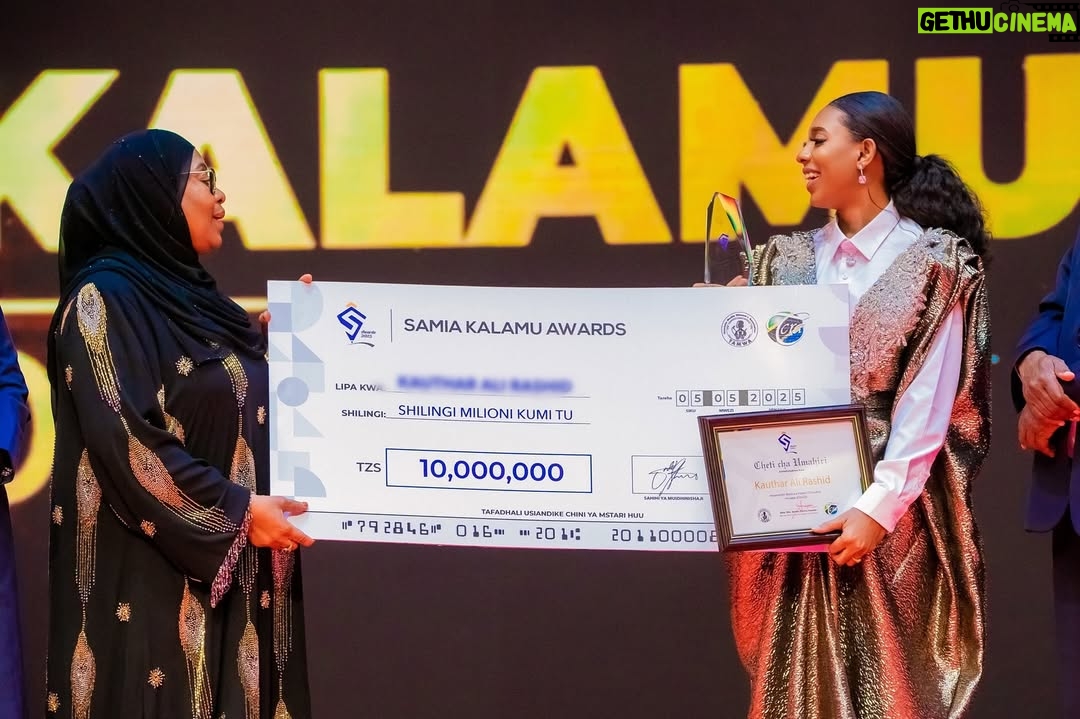 Meena Ally - 41.5K Likes - ALHAMDULILLAH 🙏❤️
Jana nilifanikiwa kushinda tuzo katika tuzo za Waandishi wa Habari @samiakalamuawards ambapo nilitunukiwa tuzo ya MUANDISHI WA HABARI BORA CHIPUKIZI na Mh. Rais @samia_suluhu_hassan 🙏

Tuzo hii imenipa hamasa ya kupambana zaidi,nimejihisi ninaonwa na mpaka kufikia kuonekana na serikali yetu na namba 1 mwenyewe, kiukweli sina la zaidi ya ALHAMDULILLAH , hakuna kubwa mbele yake M/Mungu🙏❤️

Kwako mwanangu unaepambania ndoto zako na bado hauoni mwanga wa kufanikiwa, aliyesimama hapa na kushinda tuzo hiyo, alishaambiwa hajui kutangaza aache mara moja 👊🏽 Don’t stop believing and Never let anyone dream for you, Thank you 🙏👊🏽

My outfit by the amazing @teddy_closet_tz