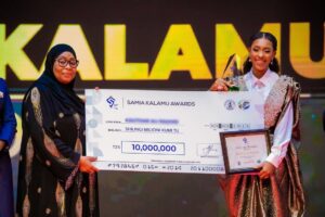 Meena Ally Instagram - ALHAMDULILLAH 🙏❤️
Jana nilifanikiwa kushinda tuzo katika tuzo za Waandishi wa Habari @samiakalamuawards ambapo nilitunukiwa tuzo ya MUANDISHI WA HABARI BORA CHIPUKIZI na Mh. Rais @samia_suluhu_hassan 🙏
Tuzo hii imenipa hamasa ya kupambana zaidi,nimejihisi ninaonwa na mpaka kufikia kuonekana na serikali yetu na namba 1 mwenyewe, kiukweli sina la zaidi ya ALHAMDULILLAH , hakuna kubwa mbele yake M/Mungu🙏❤️
Kwako mwanangu unaepambania ndoto zako na bado hauoni mwanga wa kufanikiwa, aliyesimama hapa na kushinda tuzo hiyo, alishaambiwa hajui kutangaza aache mara moja 👊🏽 Don’t stop believing and Never let anyone dream for you, Thank you 🙏👊🏽
My outfit by the amazing @teddy_closet_tz