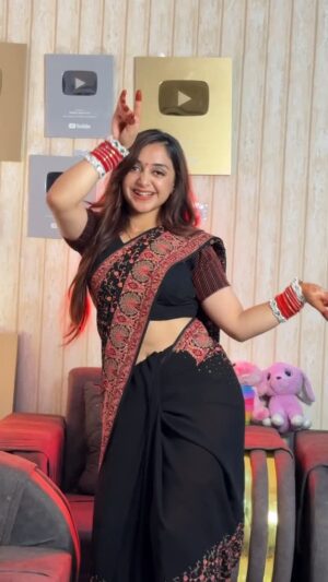 Megha Chaube Instagram - Thumak Thumak Jandi Ae😍♥️ 
.
.
#shorts #trending #dance #song #viral #meghachaube