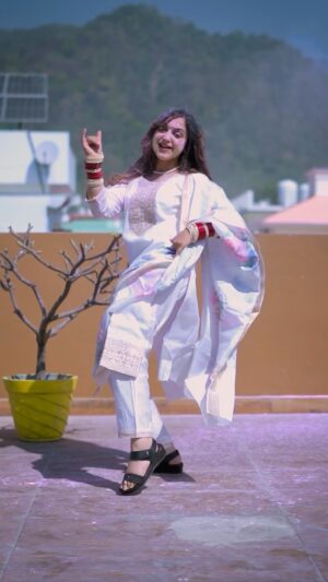 Megha Chaube Instagram - Mukhde Pe Rang Lagae🙈♥️Happy Holi🎉
.
.
 #shorts #trendingshorts #dance #viral #meghachaube