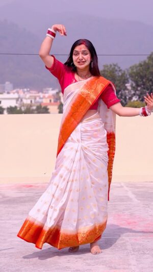 Megha Chaube Instagram - Bina use Rang Lagae😍Happy Holi Everyone🤗🎨🧡♥️🩷
.
.
#shorts #trending #dance #viral #meghachaube #holi #holispecial