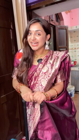 Megha Chaube Instagram - Galti Se Ghar Aa Gai Mai😣😭🤧 
.
.
#shorts #trendingshorts #funny #comedy #viral #meghachaube