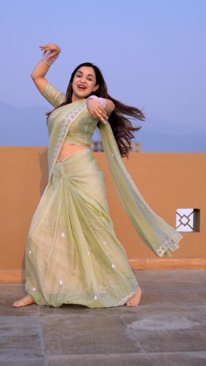 Megha Chaube Instagram - Saree ke Fall Sa 👀♥️ 
.
.
#newpost #dance #sareekefallsa #song #trending #viral #meghachaube