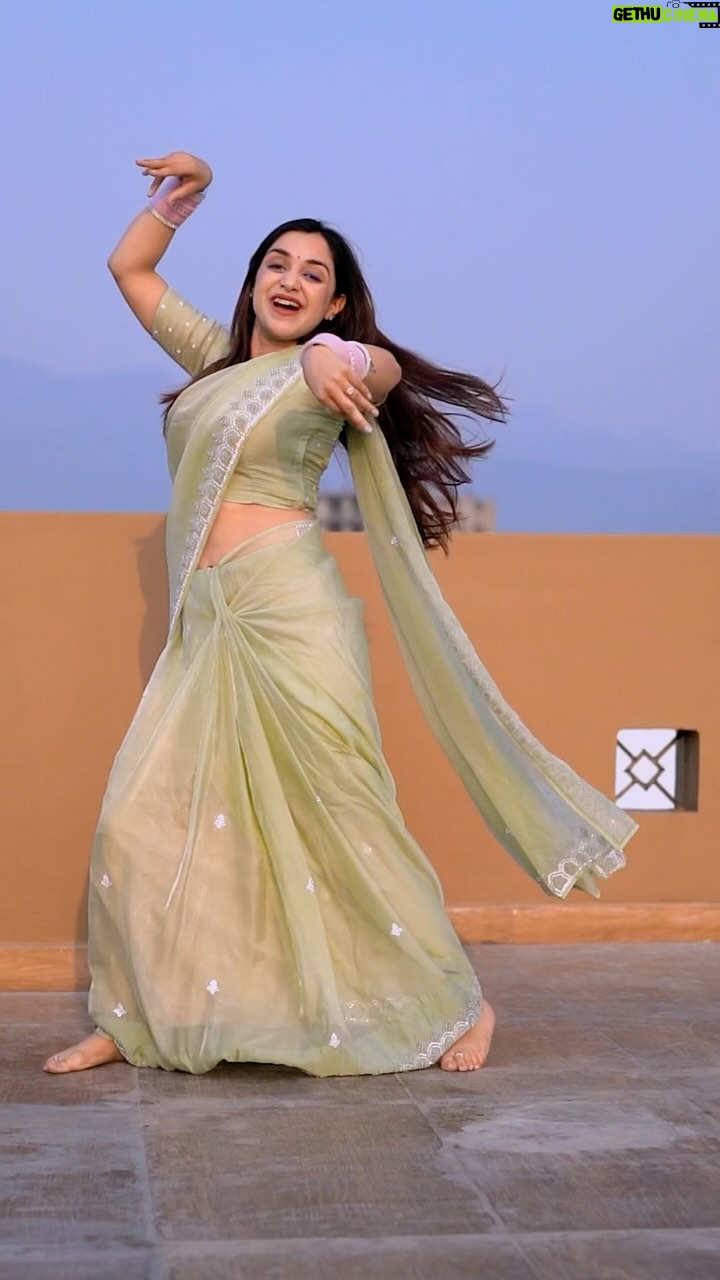 Megha Chaube - 401.8K Likes - Saree ke Fall Sa 👀♥️ 
.
.
#newpost #dance #sareekefallsa #song #trending #viral #meghachaube