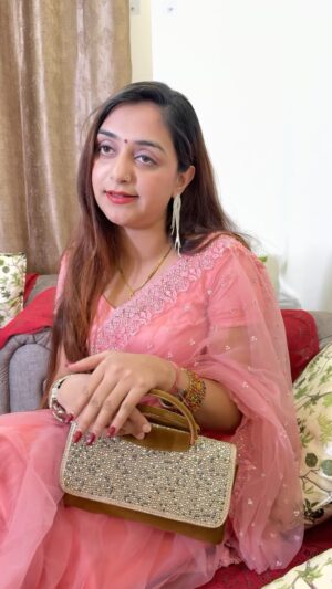 Megha Chaube Instagram - Rich Relatives Be Like 👀😅 
.
.
#shorts #funny #comedy #relatable #viral #explore #comedy #viral #meghachaube