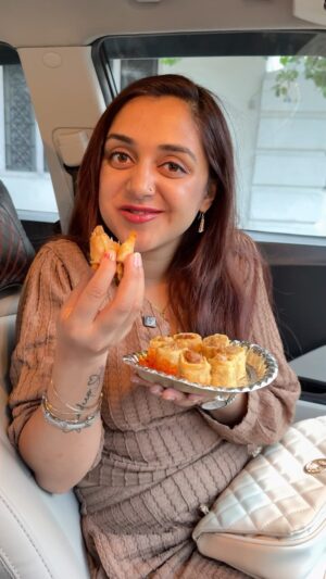 Megha Chaube Instagram - Crispy Spring Rolls with Chilli Potato🌶️🤤 
.
.
#shorts #trending #food #comedy #viral #meghachaube
