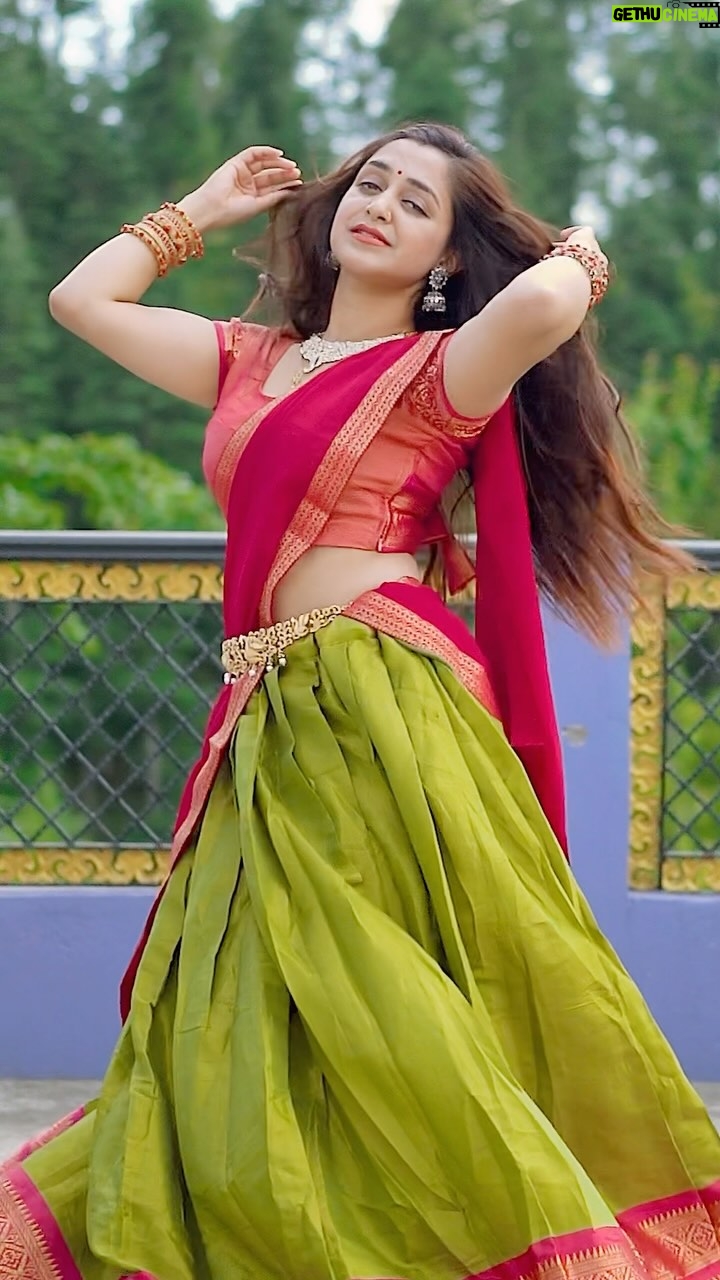 Megha Chaube - 78.5K Likes - Main Nazrein Milaau👀♥️ 
.
.
#shorts #trendingshorts #dance #trend #viral #meghachaube