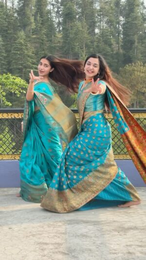 Megha Chaube Instagram - Main Koi Aesa Geet Gaaon🎧♥️ 
.
.
 #shorts #trendingshorts #dance #duet #sister #viral #meghachaube