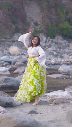 Megha Chaube Instagram - Pee Loon🎧🏔️😍
.
.
#shorts #reels #dance #viral #song #latest #trending #outfit #song #meghachaube