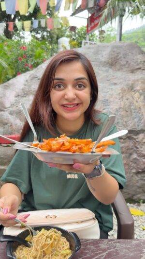 Megha Chaube Instagram - Chilli Potato🌶️🍜Momos🥟Wali😍🤤
.
.
 #shorts #trending #streetfood #tasty #foodie #foodlover #viral #meghachaube