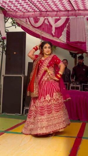 Megha Chaube Instagram - Gulabi Sharara 💞Dance♥️ 
.
.
#dancer #dance #bride #bridal #lehenga #dress #outfit #viral #meghachaube