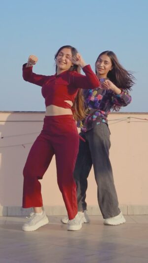 Megha Chaube Instagram - Nashe Si Chad Gayi 🔥😍 
.
.
#shorts #trending #dance #dancer #viral #newsong #newtrend #viral #dancestyle #outfit #duet #duo #meghachaube