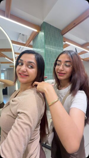 Megha Chaube Instagram - Hairs Short Karwa Die 😢🥺
.
.
 #shorts #trendingshorts #hairstyle #viral #minivlog #meghachaube