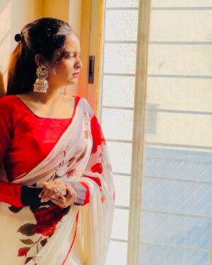 Megha Jayashree Pawar Instagram - चाहे कितने भी option हो आपके life में लेकीन किसी एक का ही होकर पुरी life उसके साथ रहना ही सच्चा प्रेम हैं 🧿❤️‍🩹🌸💯