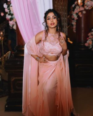 Megha Prasad Instagram - Stealing scenes, breaking hearts, and serving looks—Malishka style. 🧡
Shot by - @pramjeetstillphotographer
Styled by - @tripzarora
Makeup - @makeup_by_bipin
Hair - @dollybain
.
.
.
.
#zeetv #balajitelefilms #bhagyalakshmi #malishka
.
.
.
#ootd #ootdfashion #ethnic #vamp #meghaprasad #mumbai #love #fashionista #fyp #explorepage