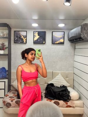 Megha Prasad Instagram - From prayers to pump, from set lights to cafe lights, from abs to brownies & wine nights ✨ all my moods, all my sides, one carousel.
.
.
.
.
.
.
#meghaprasad #mumbai #gym #workout #gymfit #salad #mood #actor #goals
