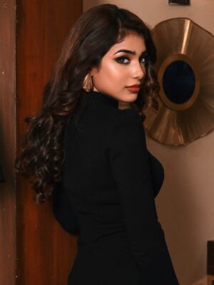 Megha Prasad Instagram - When Sonalika smiles you know something’s about to go wrong. And it’s delicious 🖤🥀
.
.
.
.
#sonalika #kumkumbhagya #kkb #zeetv #meghaprasad #ootd #villain #love