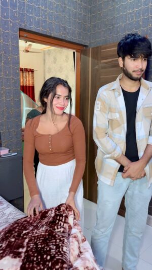 Megha Sahu Instagram - Galat time pe mummy ji aa gayi🫣😝
#couplegoals #husbandandwife #funny #comedy #viral #trending #reels #reelsinstagram #foryou #explore
