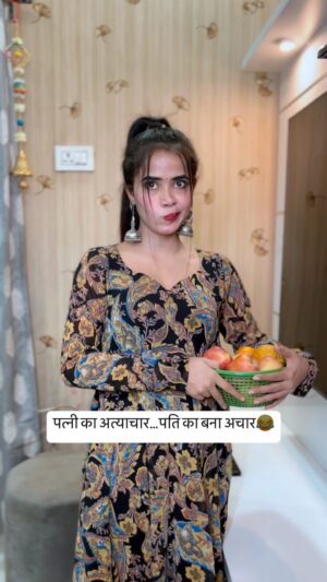 Megha Sahu Instagram - पत्नी का अत्याचार…पति का बना आचार 😂
#couplegoals #relationshipgoals #husbandandwife #funny #comedy #viral #trending #reelsinstagram #reels #foryou #explore