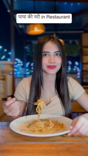 Megha Sahu Instagram - पापा की परी in Restaurants VS Own Zone😂 
#papakipari #funny #comedy #viral #trending #reelsinstagram #reels #foryou #explore