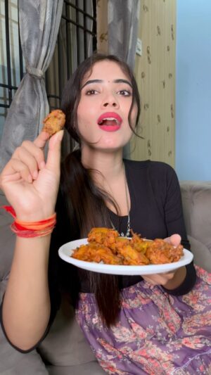 Megha Sahu Instagram - 20,000 के पकौड़े 😳🫣😂
#funny #comedy #couplegoals #viral #reelsinstagram #reels #foryou #explore