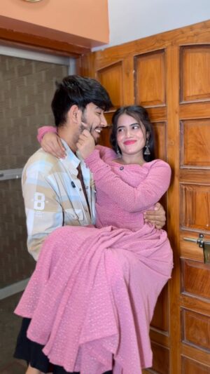 Megha Sahu Instagram - पड़ोस की Biwi उठा लिया 😂 
#husbandandwife #funny #comedy #viral #trending #reels #reelsinstagram #foryou #explore