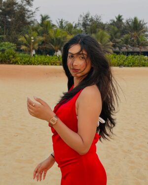 Megha Sukhija Instagram - 🌊Sea you🤍
#sea #seasunset #goldenhour #red #dreamy