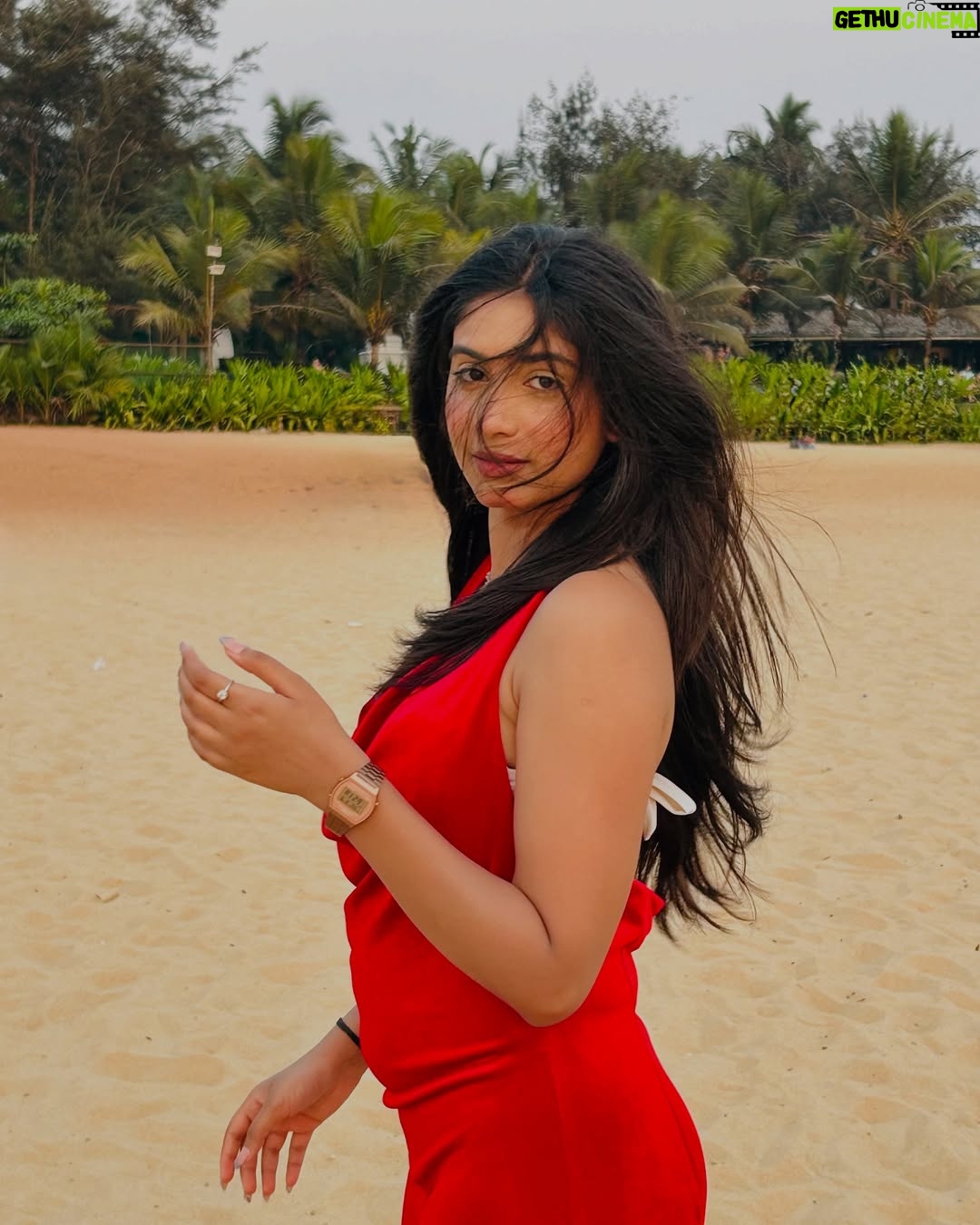 Megha Sukhija - 25K Likes - 🌊Sea you🤍

#sea #seasunset #goldenhour #red #dreamy
