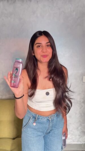 Megha Sukhija Instagram - Isse zyada pure or clear (minded) toh insaan nahi milte🥰
Perfect for oily scalp (like mine)
3 din baal nahi wash krne pdege pakka✨
@lorealparis @amazondotin @amazonfashionin
#AD #HyaluronPure #HyaluronPureRange #LorealParisHyaluronPure #LorealParisIndia
#FreeYourHair #OilyScalp #SalicylicAcid #HyaluronicAcid #FreshScalp #HydratedHair #MonsoonHaircare
#viralproduct