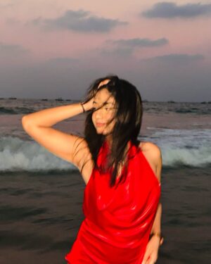 Megha Sukhija Instagram - 🌊Sea you🤍
#sea #seasunset #goldenhour #red #dreamy