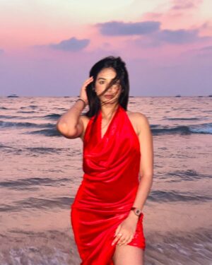 Megha Sukhija Instagram - 🌊Sea you🤍
#sea #seasunset #goldenhour #red #dreamy