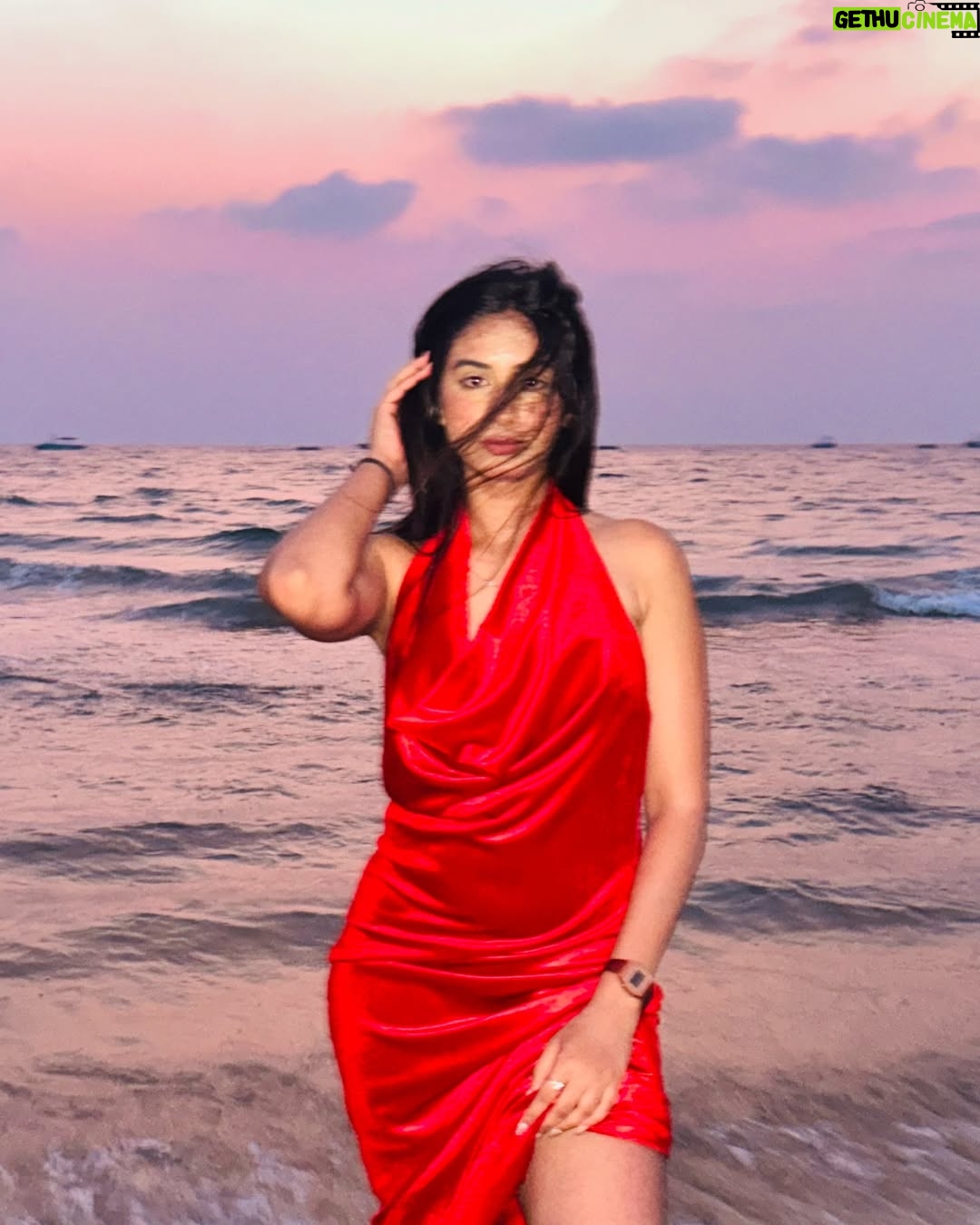 Megha Sukhija - 25K Likes - 🌊Sea you🤍

#sea #seasunset #goldenhour #red #dreamy