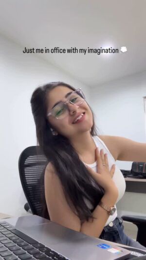 Mehak Bhagtani Instagram - Bach gya laptop 🤯😂
:
:
:
:
#trend #explore #fyp #viral #office #officegirl #corporate #imagination