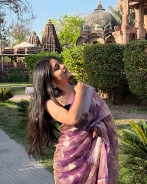Mehak Bhagtani Instagram - Adhuri si zaraa si mai puuri ho rahi hu!!💜
lyrics has my heart 🥹
Saree is from @sapnasarees_
:
:
#trend #explore #fyp