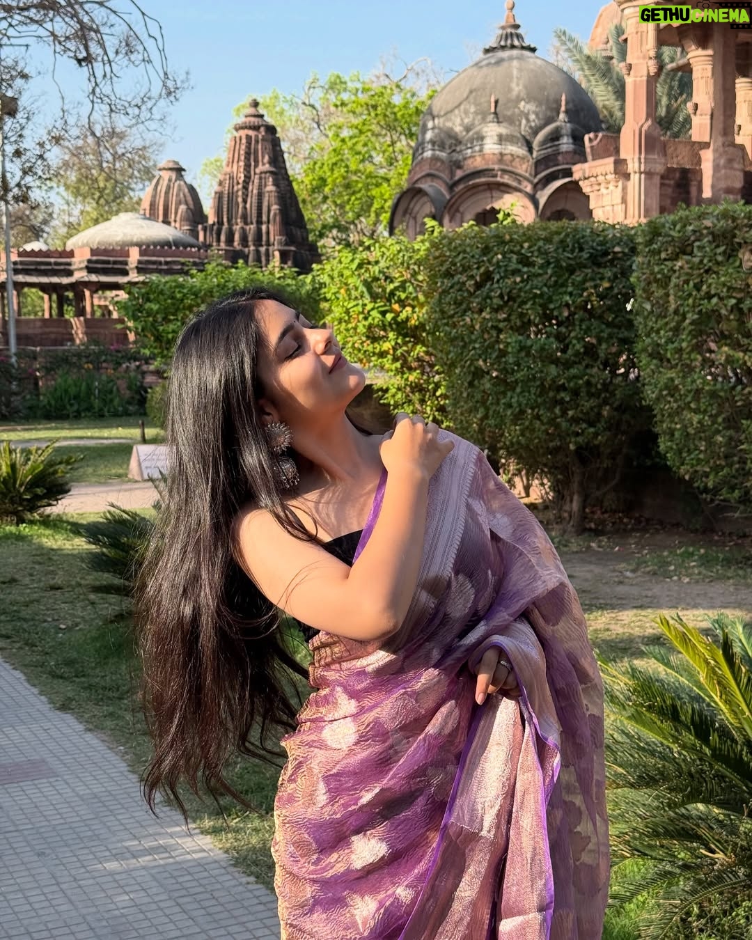 Mehak Bhagtani - 106.5K Likes - Adhuri si zaraa si mai puuri ho rahi hu!!💜
 lyrics has my heart 🥹

Saree is from @sapnasarees_ 
:
:
#trend #explore #fyp