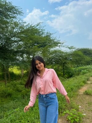 Mehak Bhagtani Instagram - Kuch toh hua hai💕
(Coz currently m obsessed with this shade of pink)🤯
.
.
#trend #explore #fyp #viral #dailypost #cute #pink