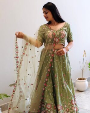 Mehak Bhagtani Instagram - 🦚🪞🪬
:
:
:
:
#trend #explore #viral #fyp