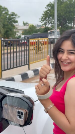 Mehak Bhagtani Instagram - Car chalana itna bhi mushkil nhi tha😆❤️
Late but trend completed 🤓
.
.
:
:
#trend #explore #fyp #car #trending