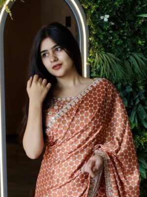 Mehak Bhagtani Instagram - तुम पर मरता हूँ 🧡
.
.
.
Saree from @suryaboutique_official
.
.
#trend #viral #explore #fyp #explorepage✨ #sareelove❤️