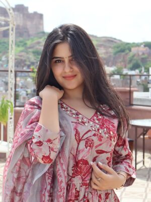 Mehak Bhagtani Instagram - Aavan javan de🫴🏻
.
.
.
.
.
#trend #viral #fyp #explore #explorepage✨ #viral #cute #fyp #contentcreator #socialmedia #instagram #discoverme