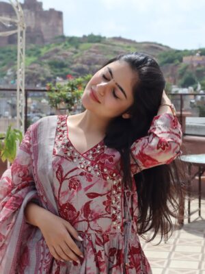 Mehak Bhagtani Instagram - Aavan javan de🫴🏻
.
.
.
.
.
#trend #viral #fyp #explore #explorepage✨ #viral #cute #fyp #contentcreator #socialmedia #instagram #discoverme