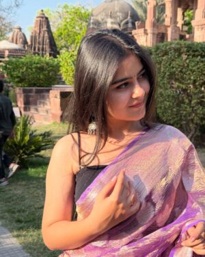 Mehak Bhagtani Instagram - Adhuri si zaraa si mai puuri ho rahi hu!!💜
lyrics has my heart 🥹
Saree is from @sapnasarees_
:
:
#trend #explore #fyp