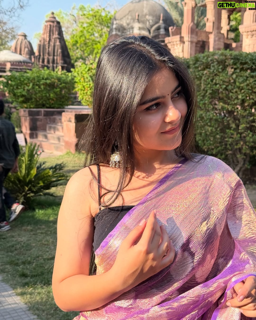 Mehak Bhagtani - 106.5K Likes - Adhuri si zaraa si mai puuri ho rahi hu!!💜
 lyrics has my heart 🥹

Saree is from @sapnasarees_ 
:
:
#trend #explore #fyp